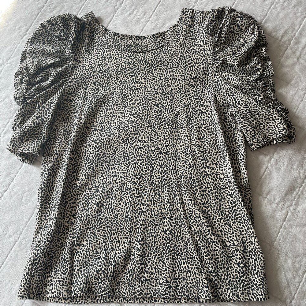 LOFT XS BW Cheetah Print knit short sleeved top with rouched sleeves